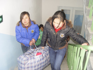 忙碌的搬家场面